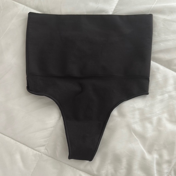 Skims Thong Shapewear - Picture 1 of 3